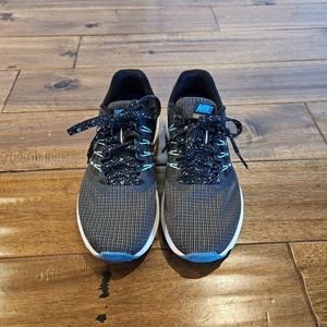 Women's Nike tennis shoes, size 6